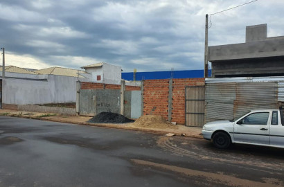 Terreno murado com alicerce para construção  , na Rua Brilhante, n 97- Jardim Milano