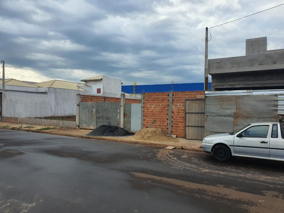 Terreno murado com alicerce para construção  , na Rua Brilhante, n 97- Jardim Milano