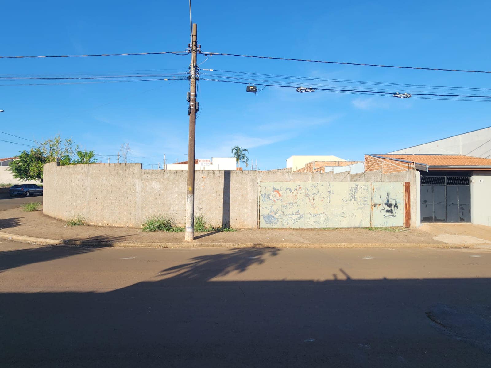 Terreno de esquina Murado na Rua Pará, n 30, Lote 19 da quadra 19 Parque Varotti