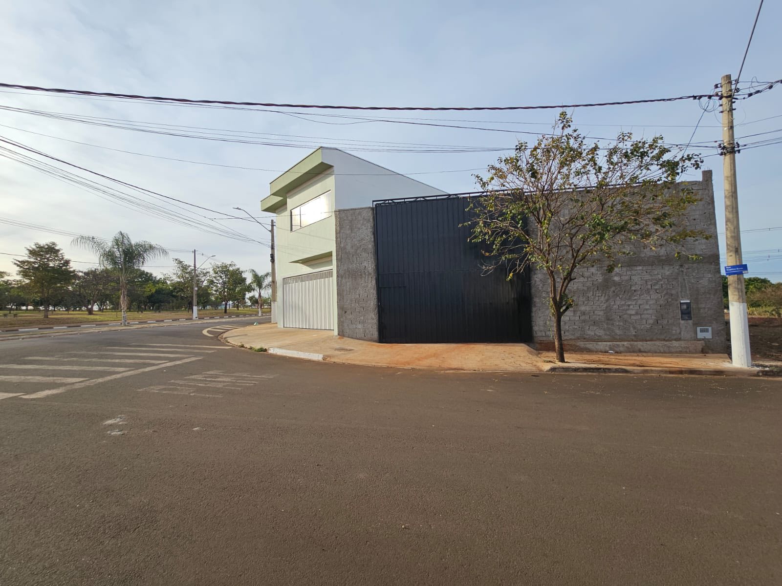 BARRACÃO COMERCIAL  EM CONSTRUÇÃO