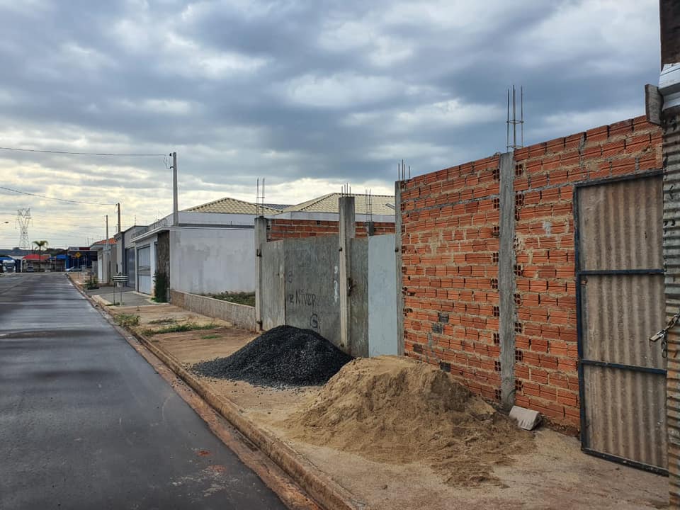 Terreno murado com alicerce para construção  , na Rua Brilhante, n 97- Jardim Milano