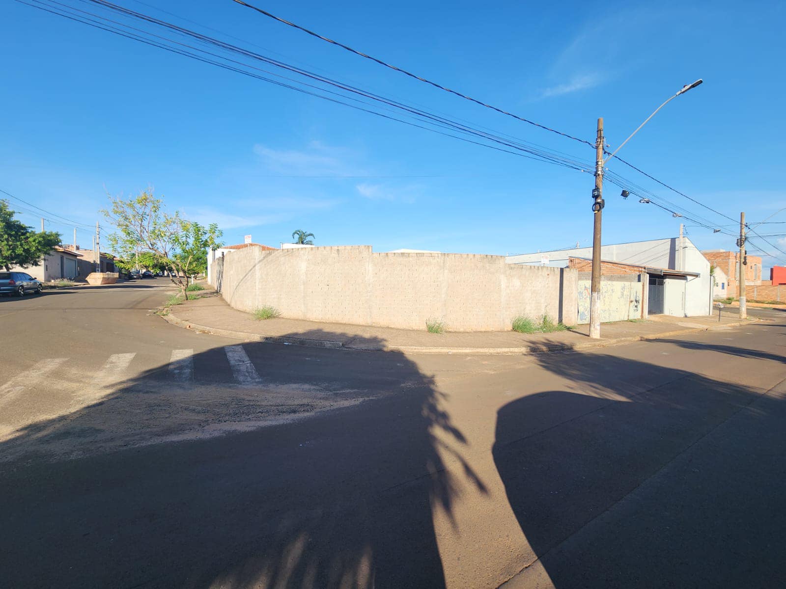 Terreno de esquina Murado na Rua Pará, n 30, Lote 19 da quadra 19 Parque Varotti