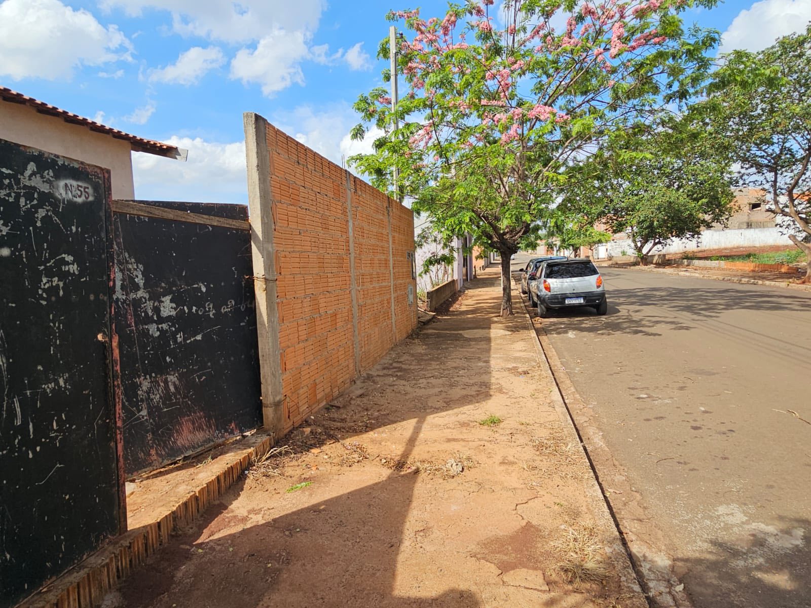 CASA RESIDENCIAL EM FASE DE ACABAMENTO Rua Sergipe, n81- Parque Varotti