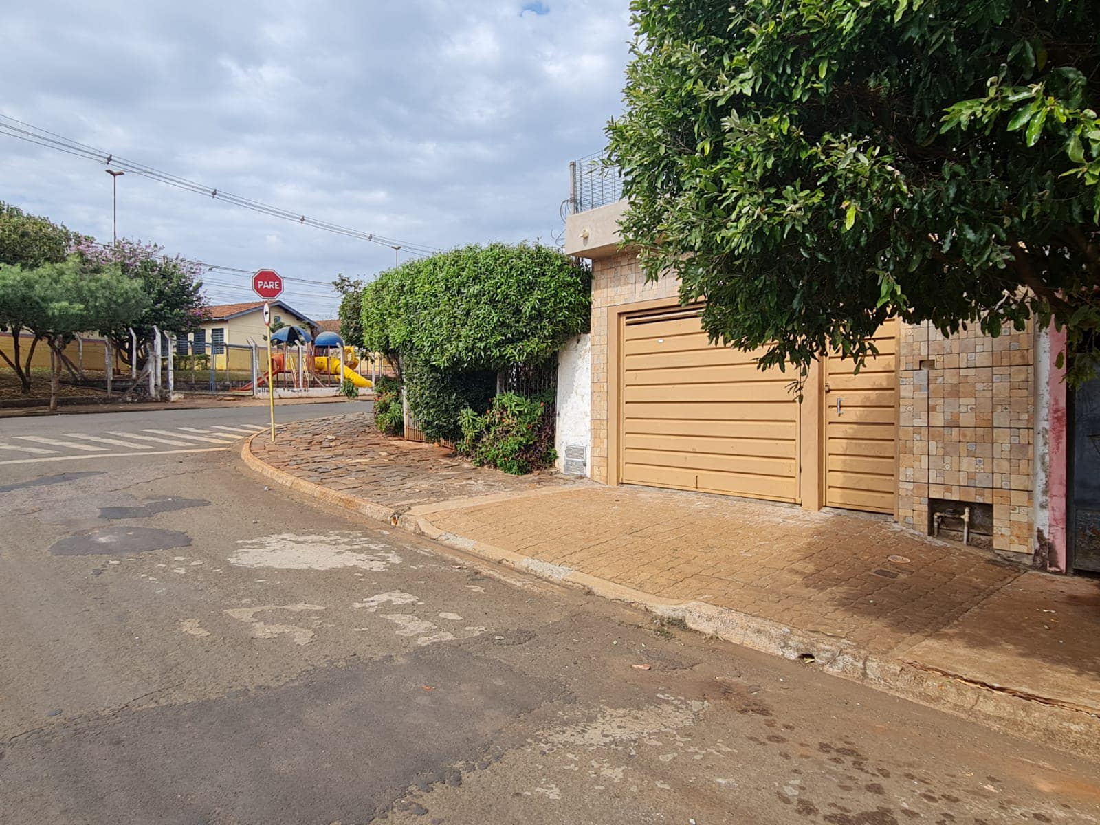 SOBRADO, na Rua Ernesto Bussaglia, n 15- Jardim Pedro Ometto