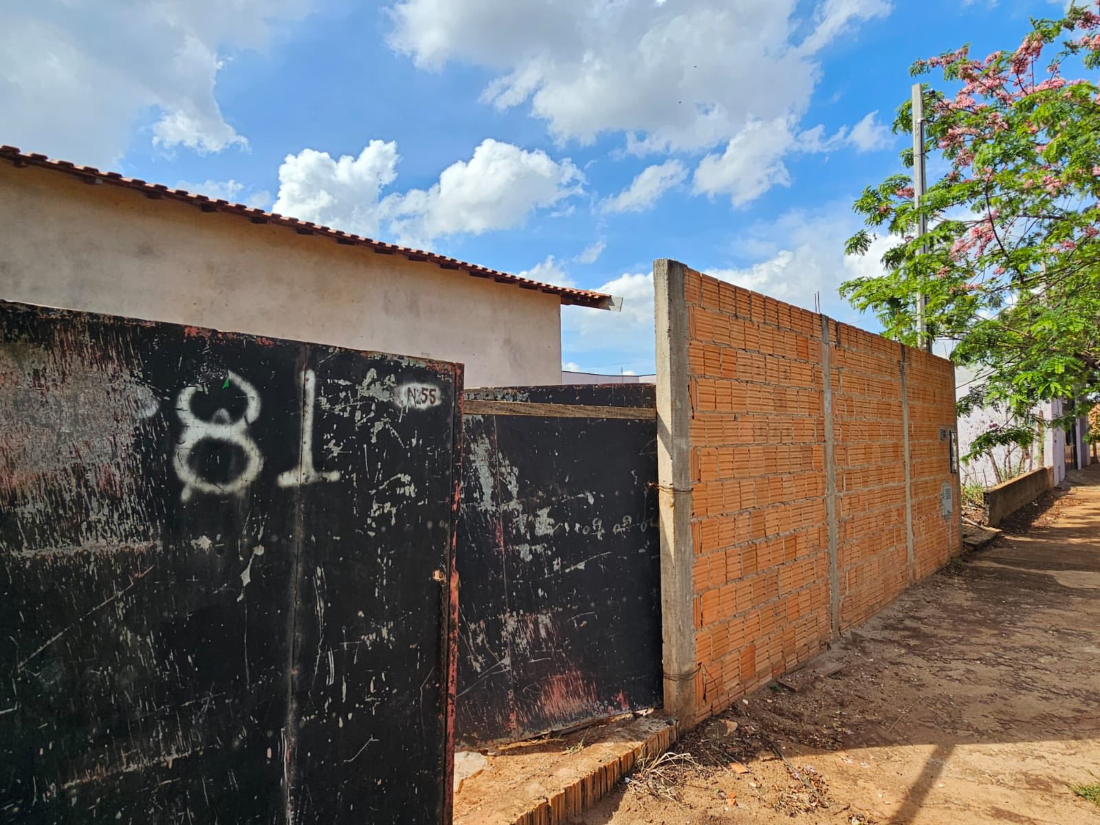 CASA RESIDENCIAL EM FASE DE ACABAMENTO Rua Sergipe, n81- Parque Varotti