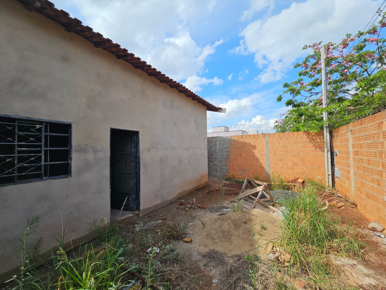 CASA RESIDENCIAL EM FASE DE ACABAMENTO Rua Sergipe, n81- Parque Varotti