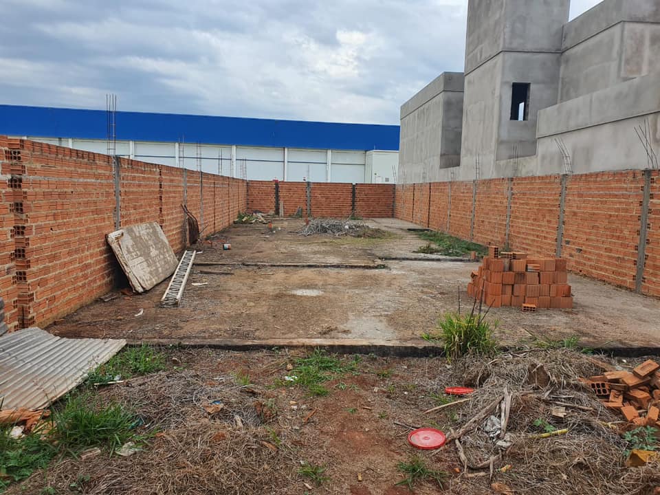 Terreno murado com alicerce para construção  , na Rua Brilhante, n 97- Jardim Milano