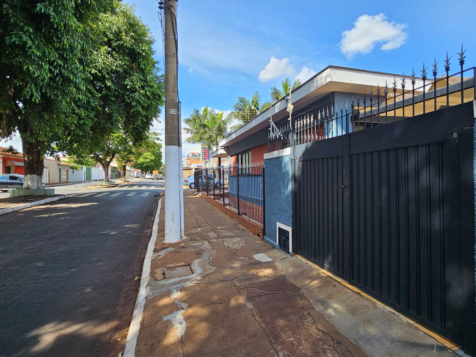 CASA RESIDENCIAL COM SALÃO COMERCIAL, Avenida Quinze de Novembro, n 1165- Centro