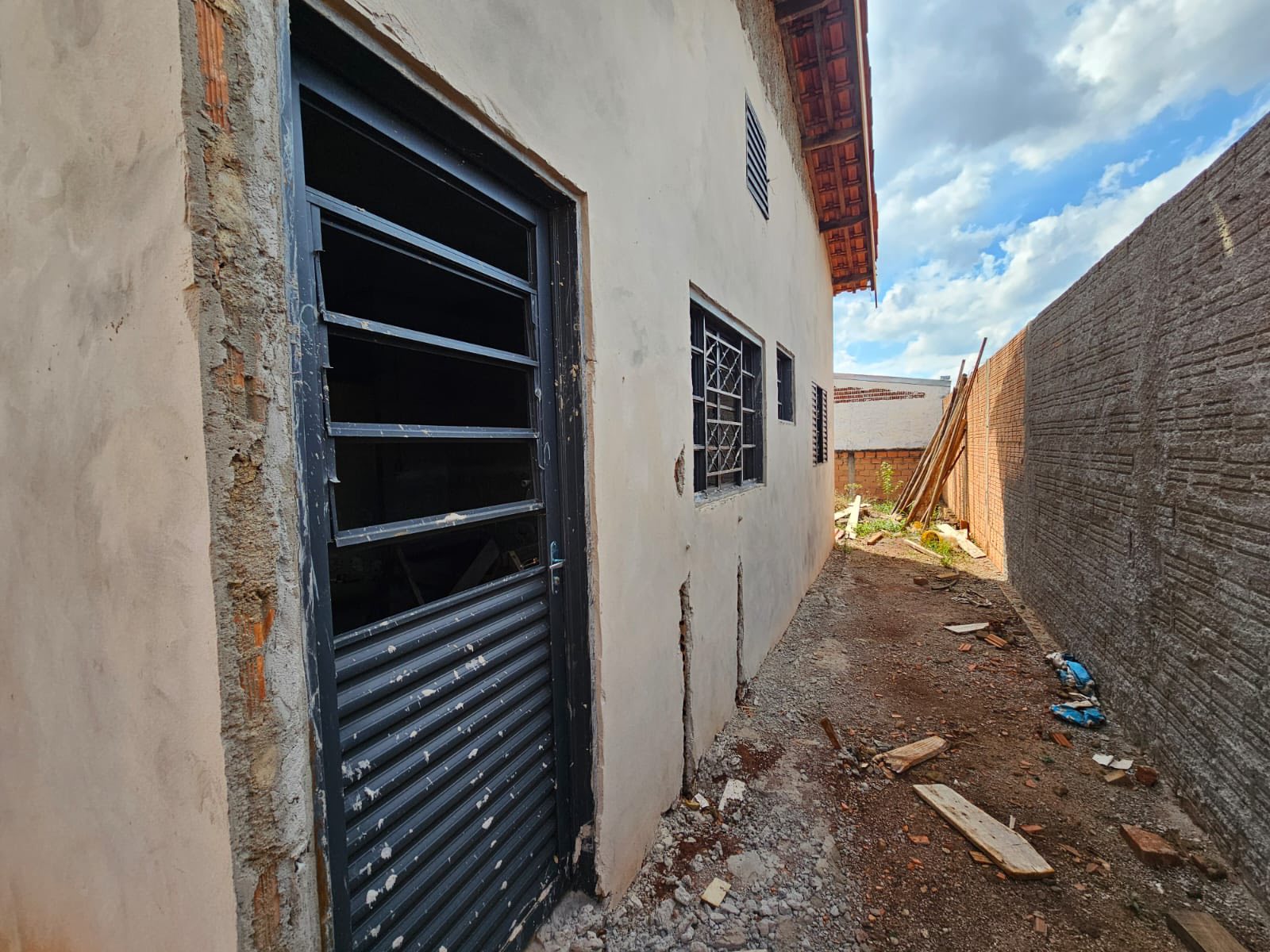 CASA RESIDENCIAL EM FASE DE ACABAMENTO Rua Sergipe, n81- Parque Varotti