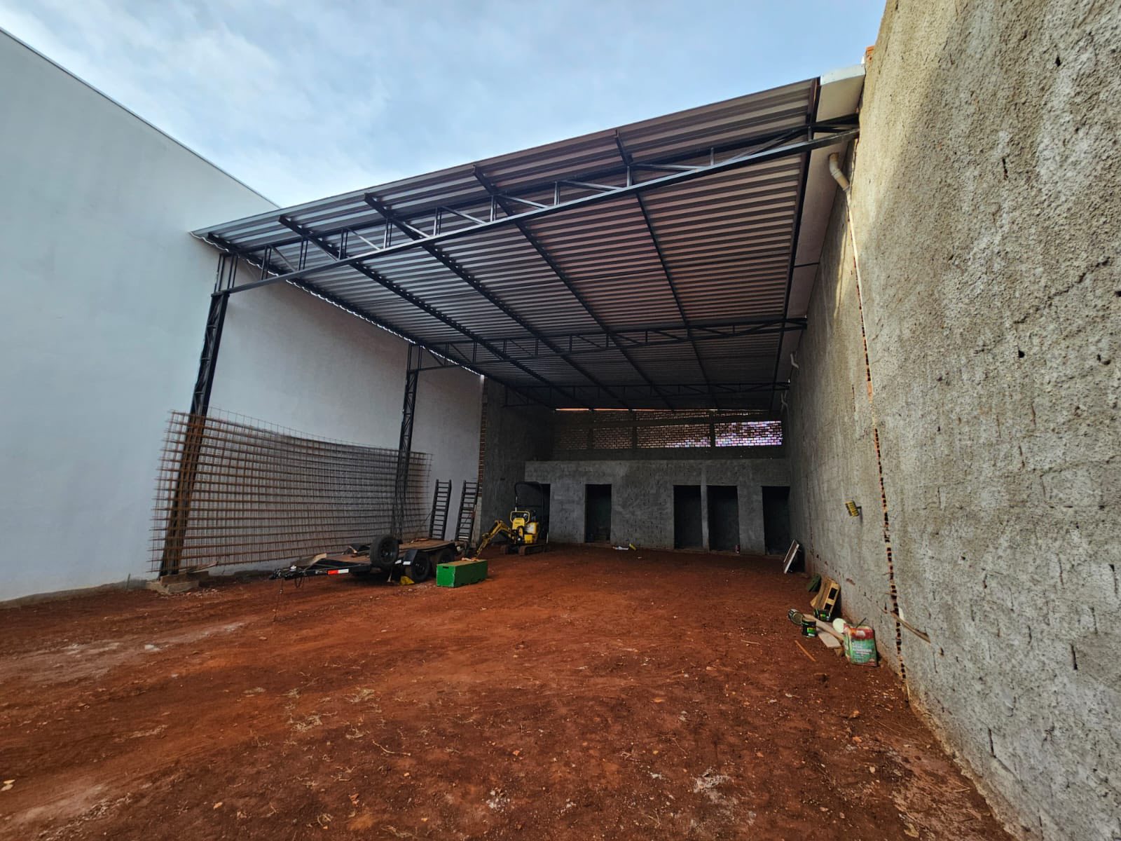 BARRACÃO COMERCIAL  EM CONSTRUÇÃO