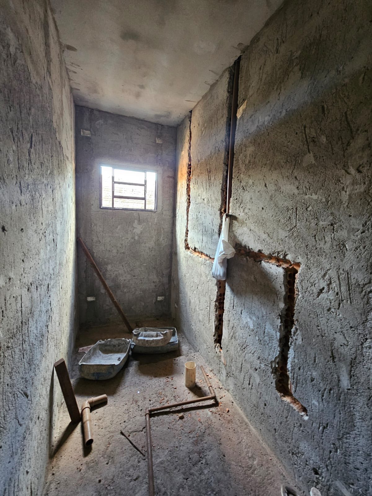 CASA RESIDENCIAL EM FASE DE ACABAMENTO Rua Sergipe, n81- Parque Varotti