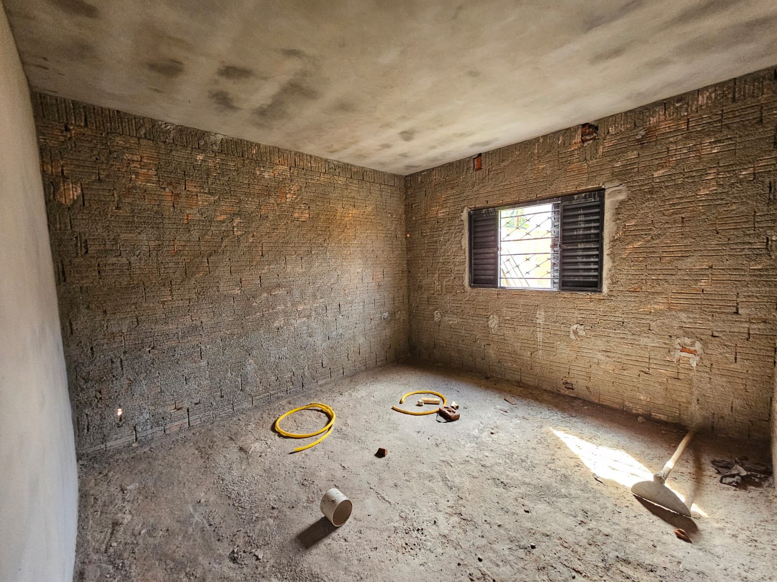 CASA RESIDENCIAL EM FASE DE ACABAMENTO Rua Sergipe, n81- Parque Varotti