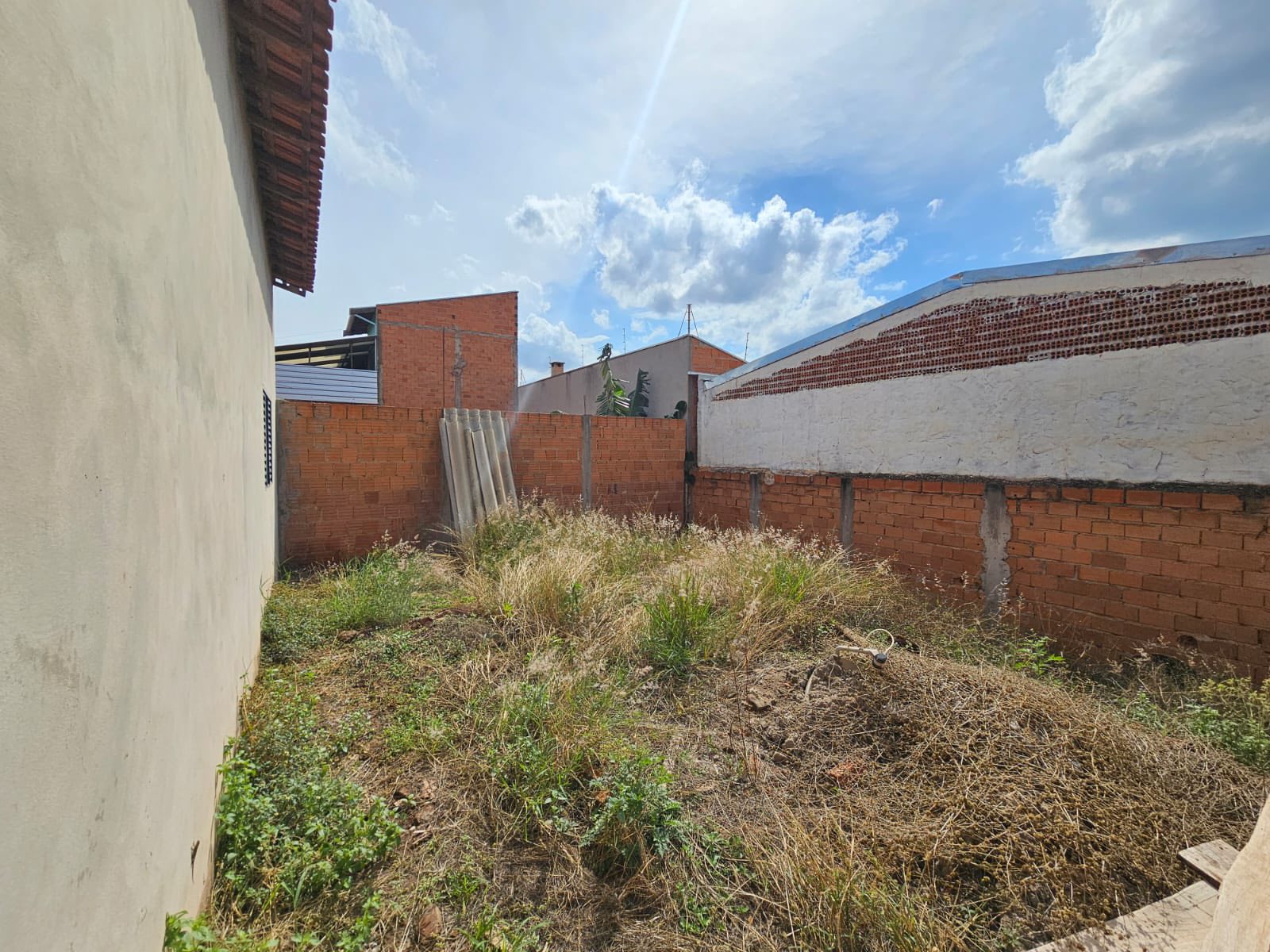 CASA RESIDENCIAL EM FASE DE ACABAMENTO Rua Sergipe, n81- Parque Varotti