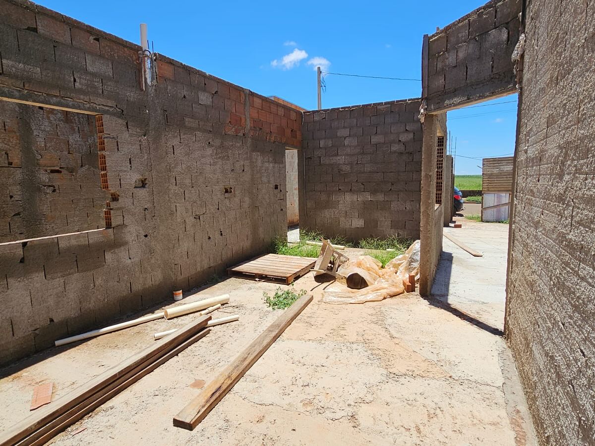 DUAS CASAS RESIDENCIAL UMA EM CONSTRUÇÃO, Rua São Paulo n 415- Parque Varotti
