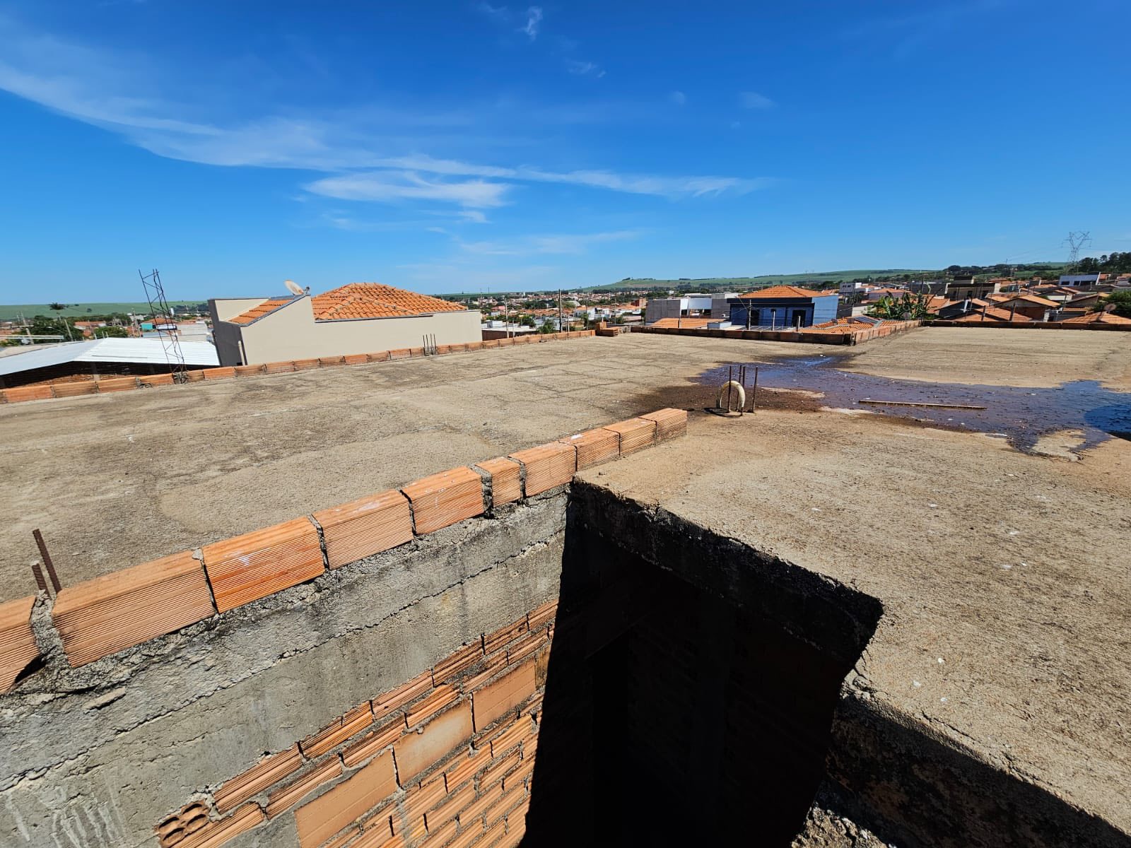 SOBRADO EM FASE DE ACABAMENTO FINAL  Rua Sergipe , n 285- Parque Varotti