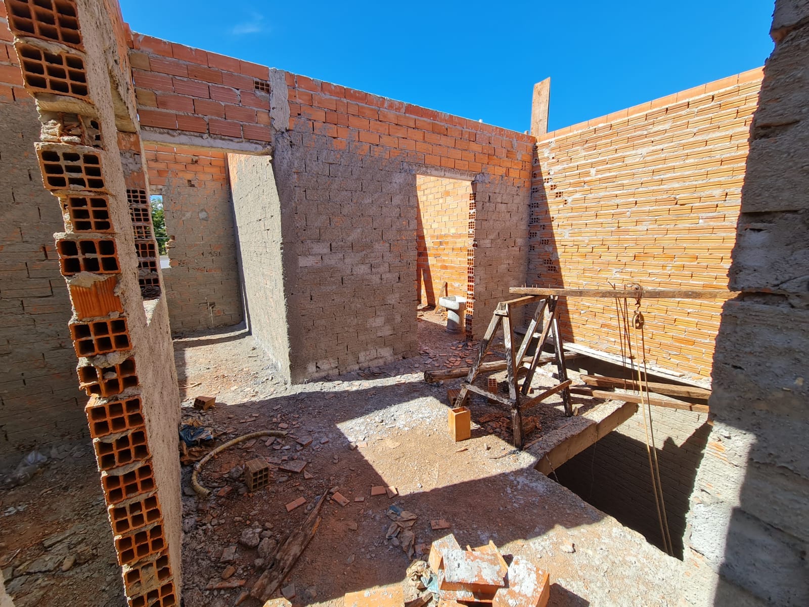 SOBRADO em Construção, na Rua Rio De Janeiro, n 105- Parque Varotti