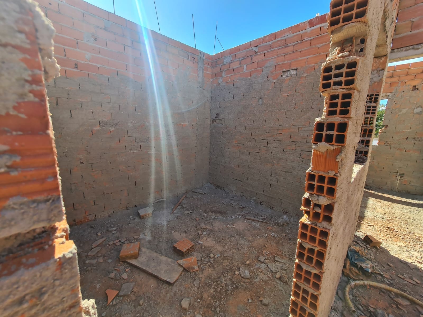 SOBRADO em Construção, na Rua Rio De Janeiro, n 105- Parque Varotti