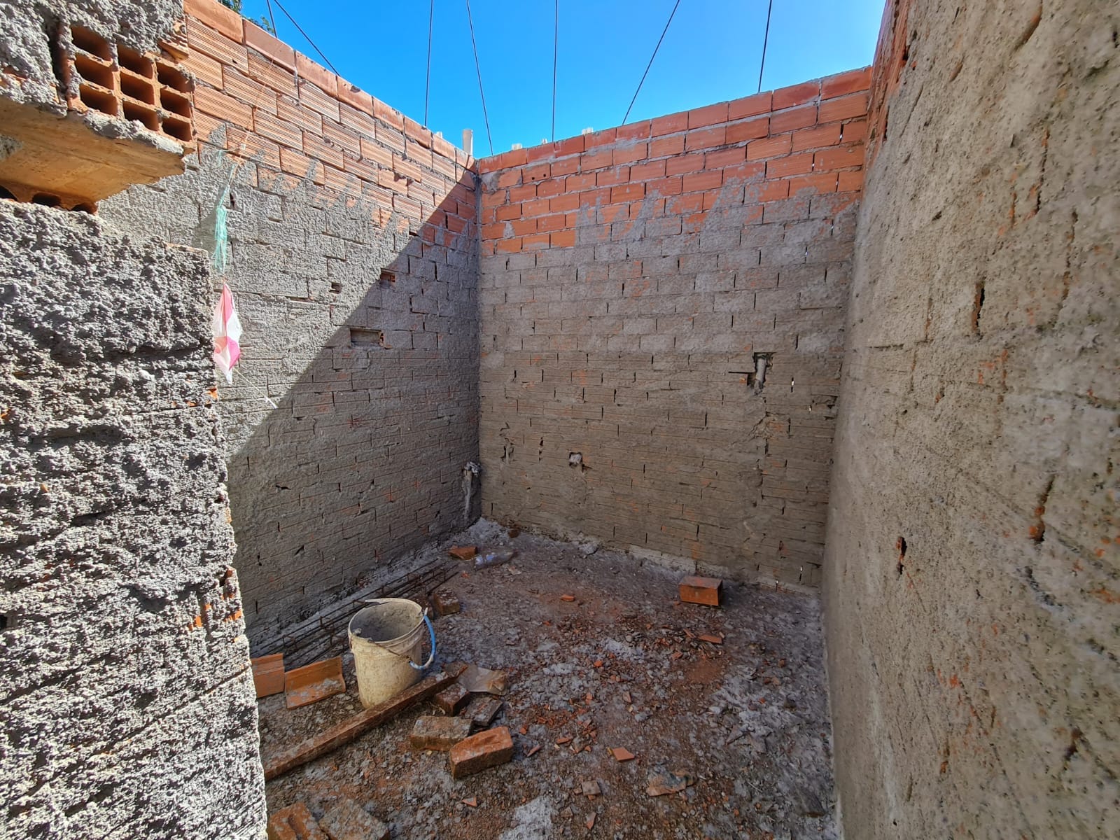 SOBRADO em Construção, na Rua Rio De Janeiro, n 105- Parque Varotti