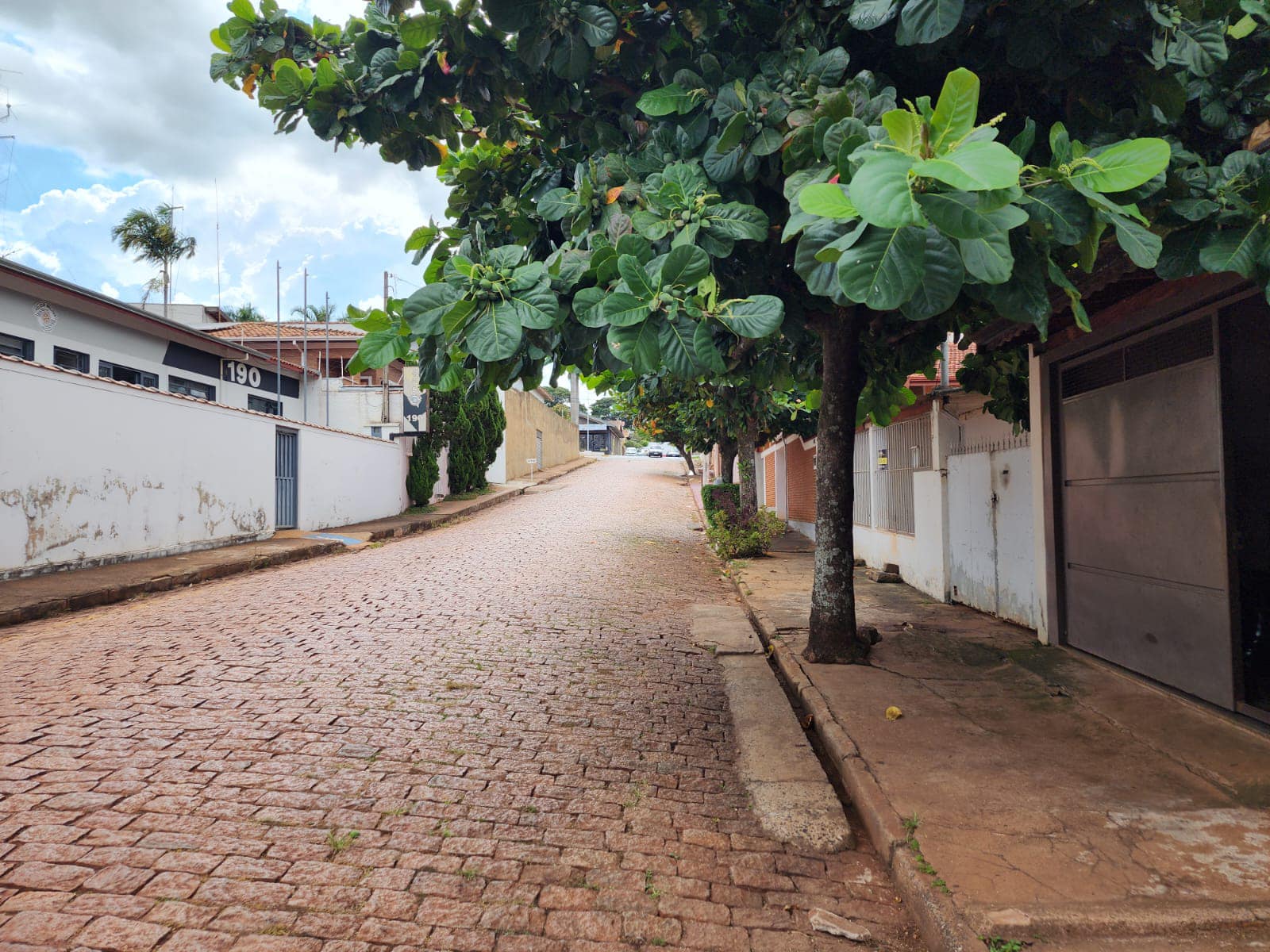 CHÁCARA COM DUAS CASAS RESIDENCIAL, Próximo ao batalhão da Polícia Militar ,Rua Rui Barbosa , n175-Centro