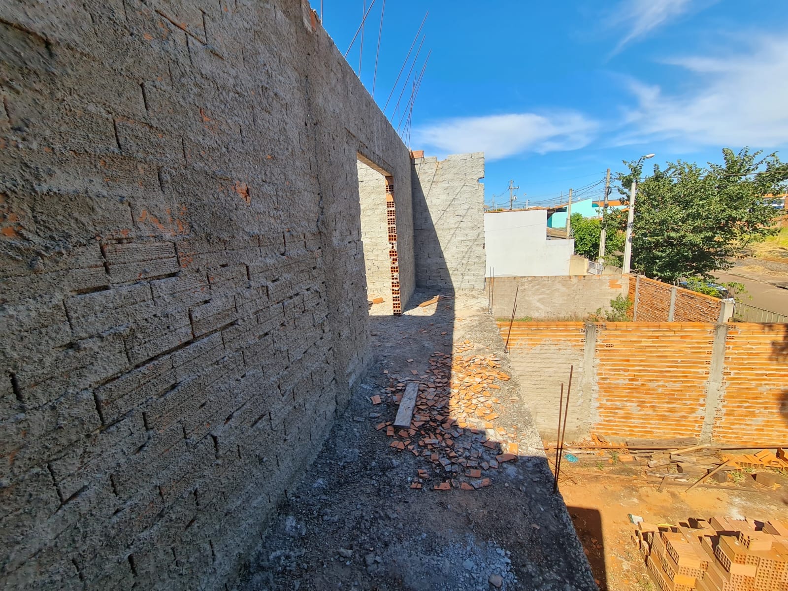 SOBRADO em Construção, na Rua Rio De Janeiro, n 105- Parque Varotti