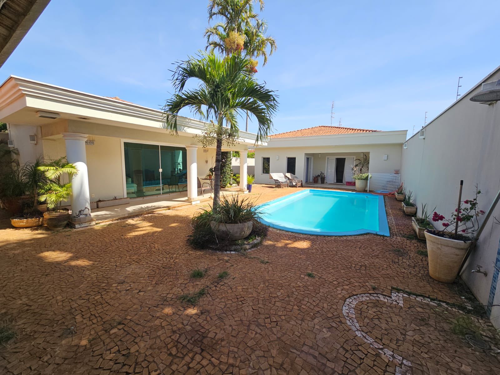 EXCELENTE CASA RESIDENCIAL COM COMÉRCIO - ÓTIMA LOCALIZAÇÃO - CENTRO